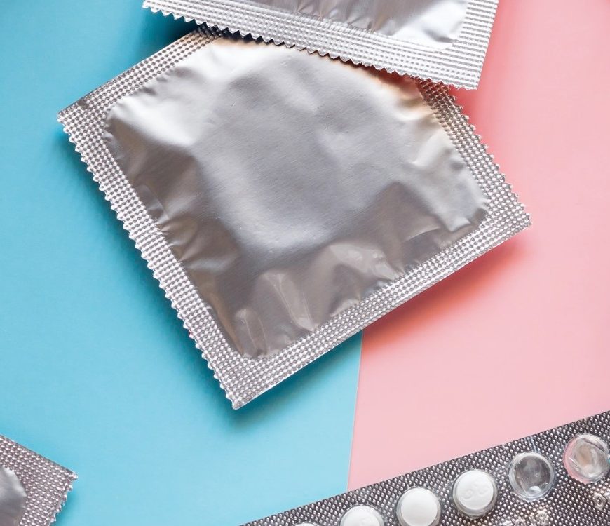 Pille, Kondome, Lippenstift und BH liegen durcheinander