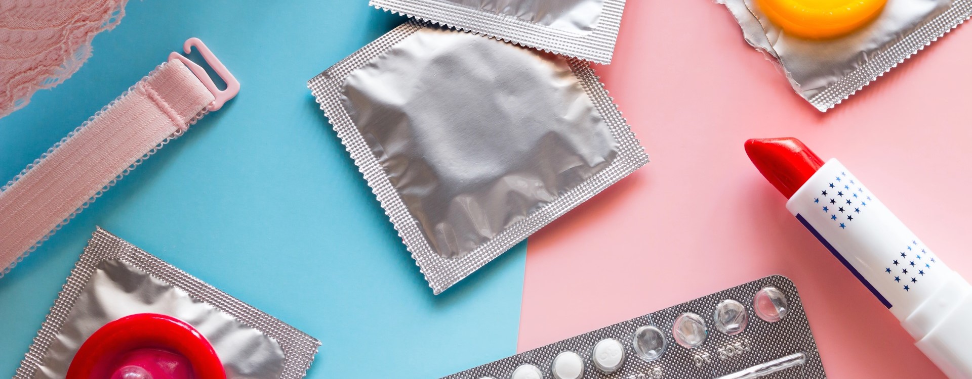 Pille, Kondome, Lippenstift und BH liegen durcheinander