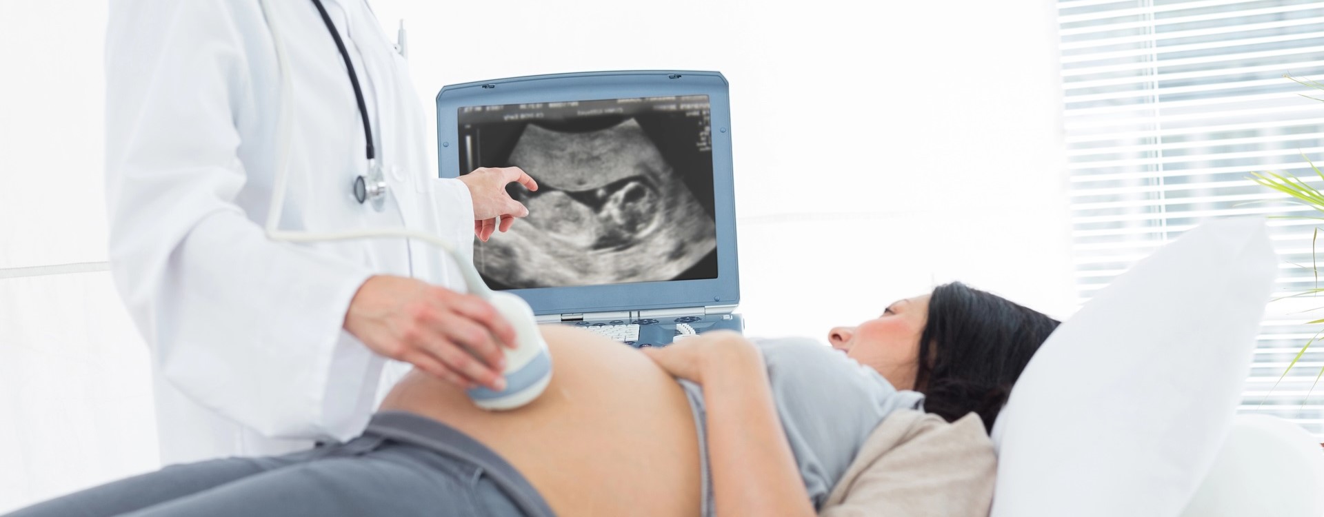 Schwangere zum Ultraschall bei der Ärztin